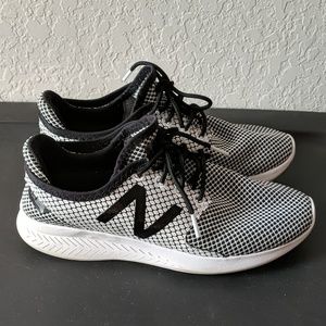 Black she white New Balance tennis shoes